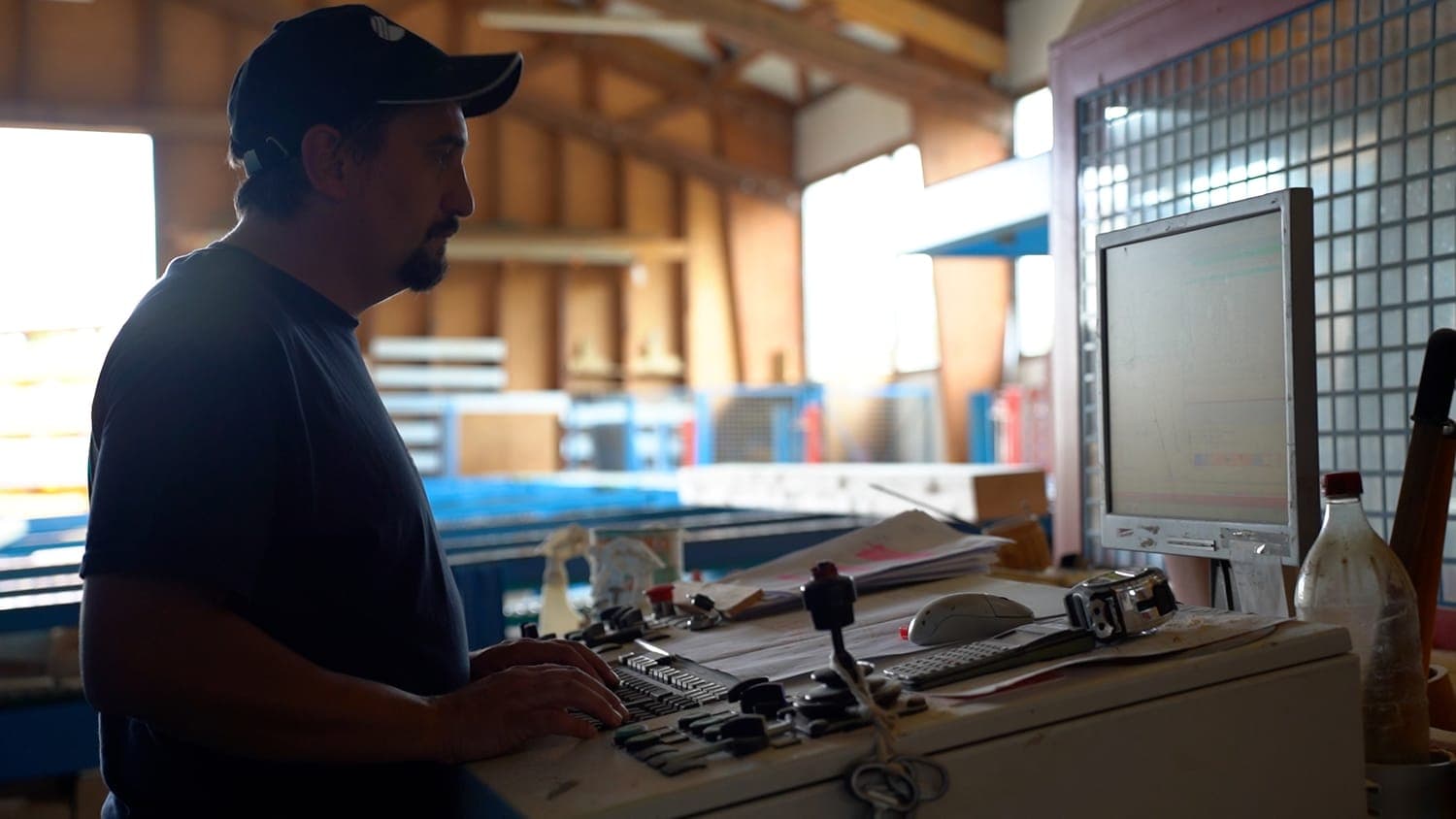 Alexandre Vallas pilote le centre de taille à commande numérique depuis le poste de contrôle