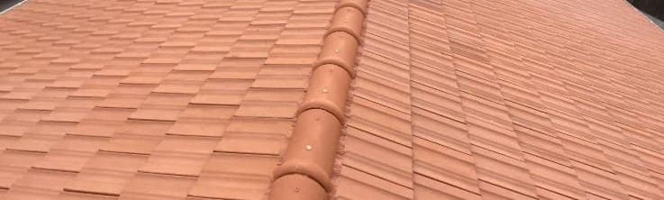 Couverture de toiture en tuiles, gros plan sur le matériau