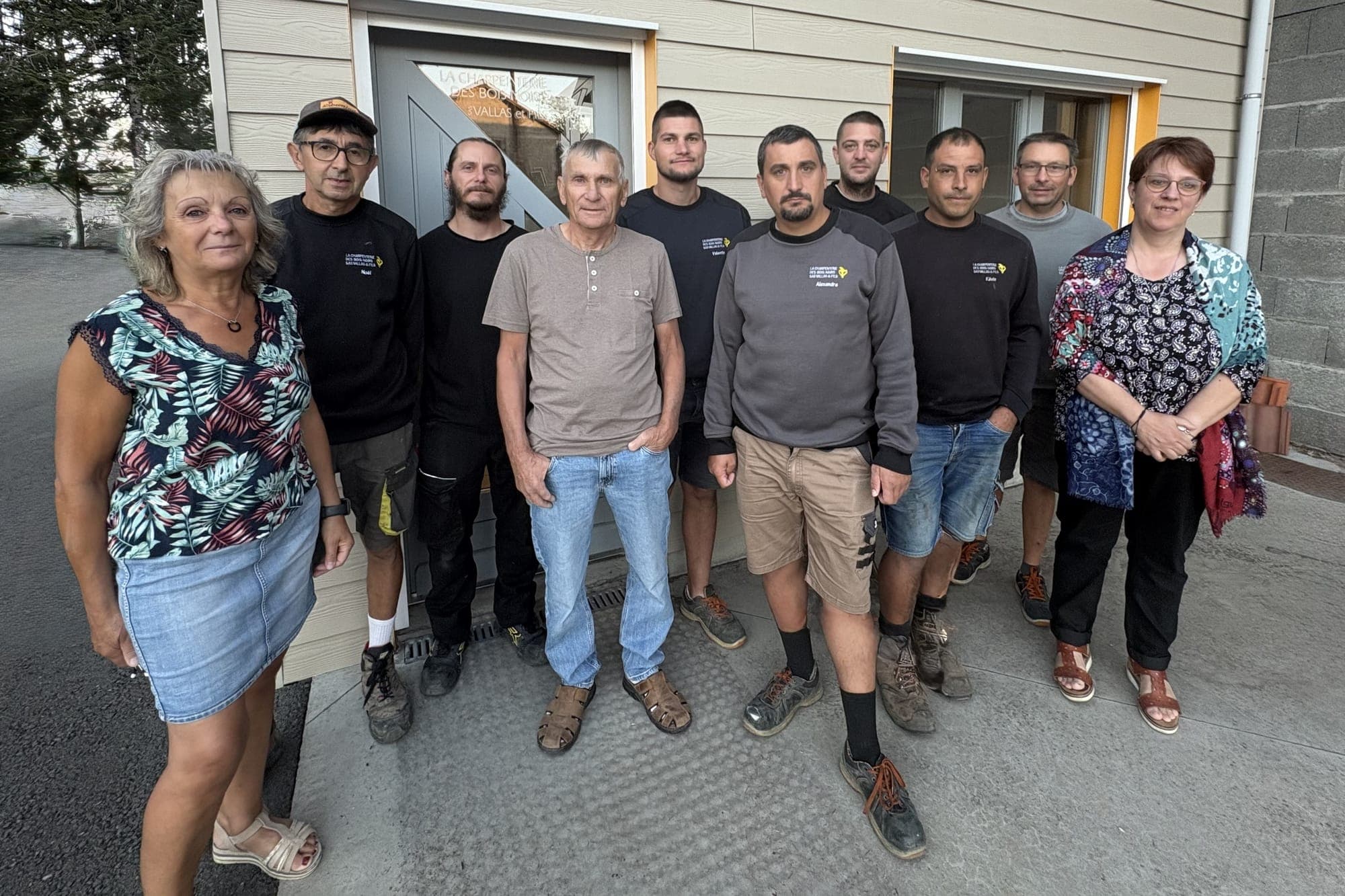 L'équipe de La Charpenterie des Bois Noirs devant l'atelier, à Saint-Priest-la-Prugne