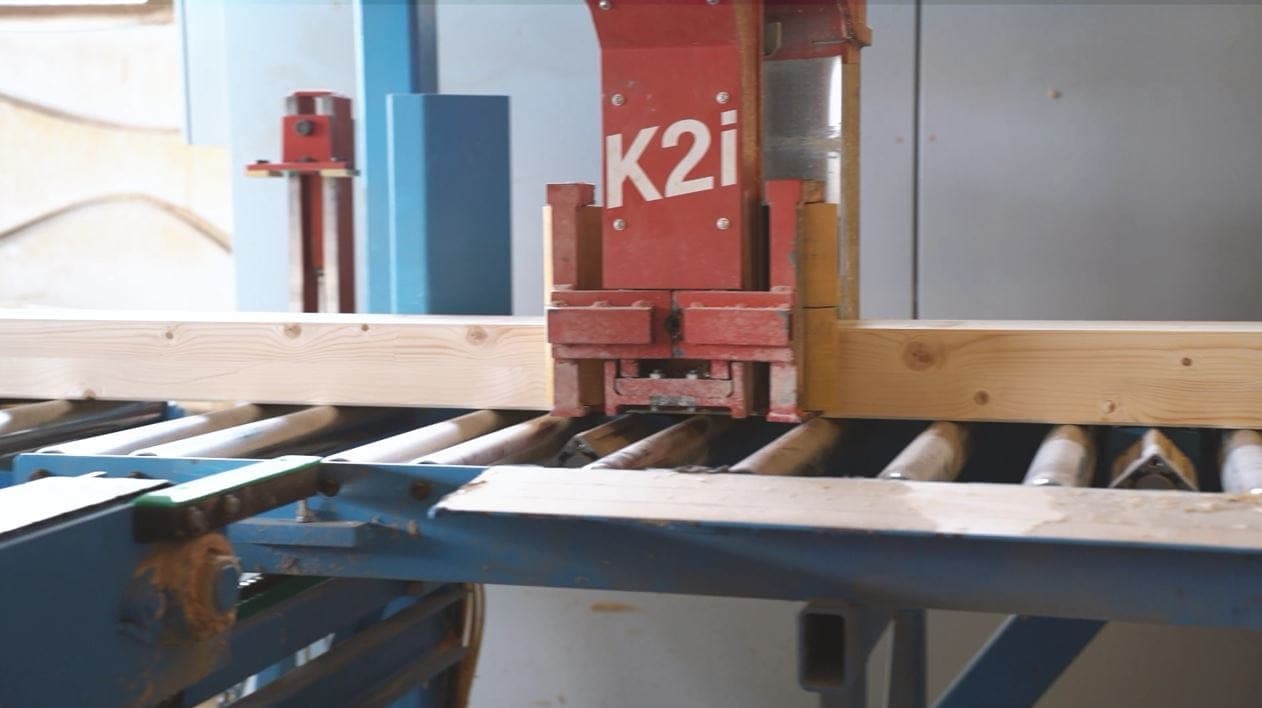 Le centre de taille à commande numérique Hundegger K2i usine une poutre de charpente