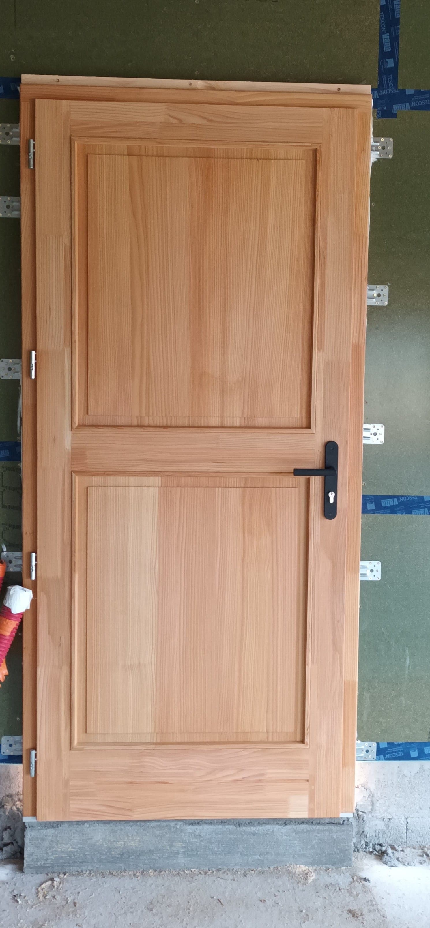 Porte d'entrée en bois massif fabriquée dans notre atelier, à Thiers