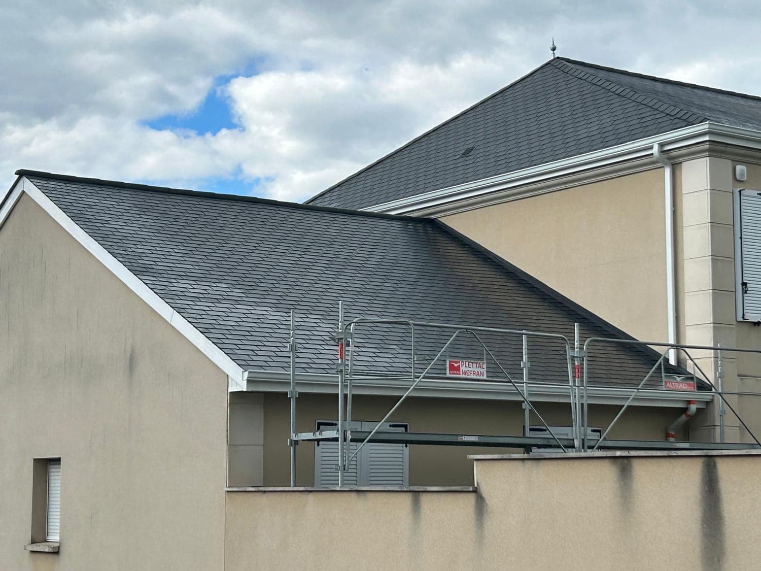 Couverture en ardoise refaite à neuf par un couvreur zingueur