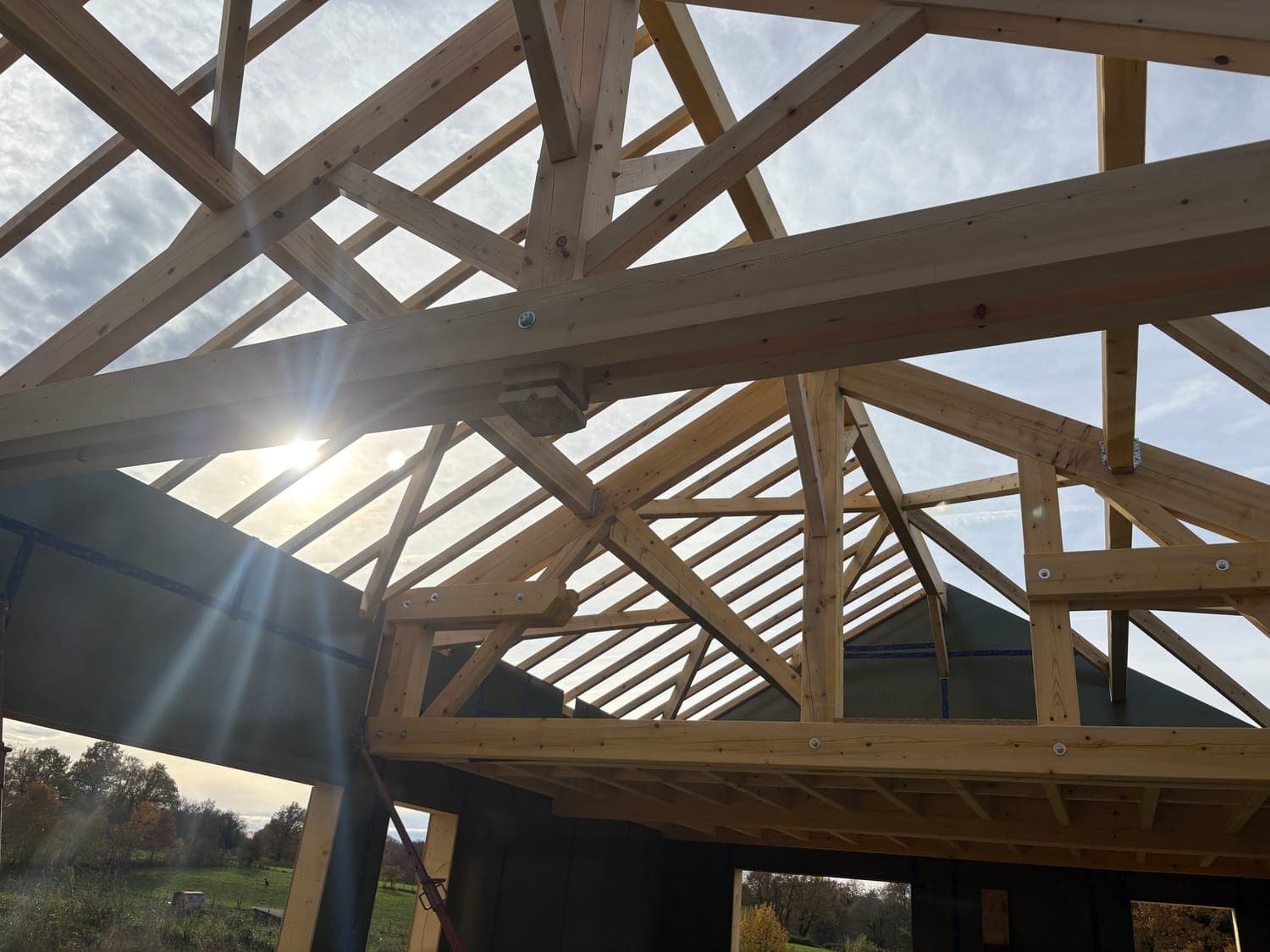 Charpente bois à fermes apparentes sur une construction neuve au Mayet-de-Montagne