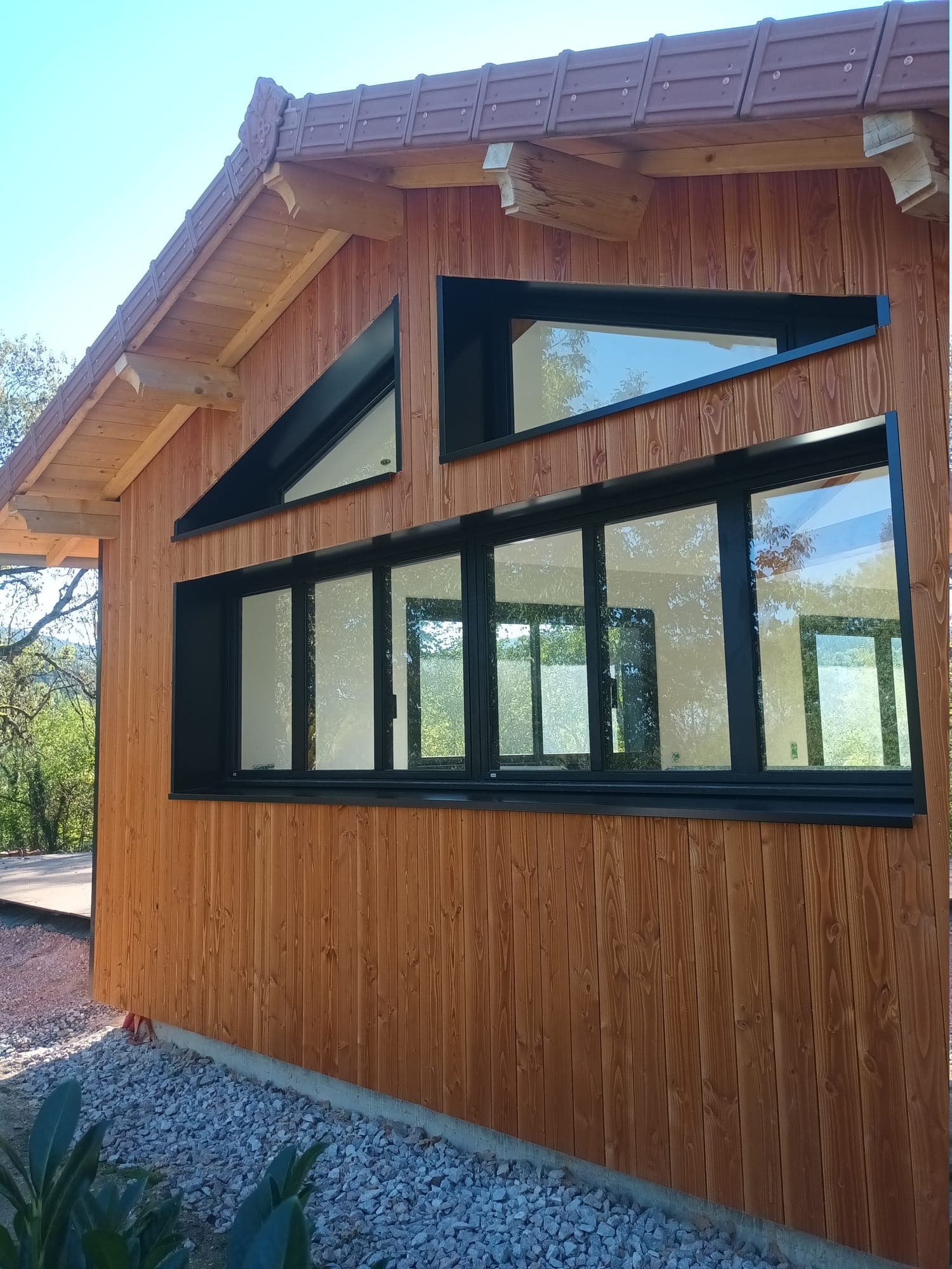Extension ossature bois à Saint-Priest-la-Prugne : bardage bois et menuiseries aluminium sur mesure