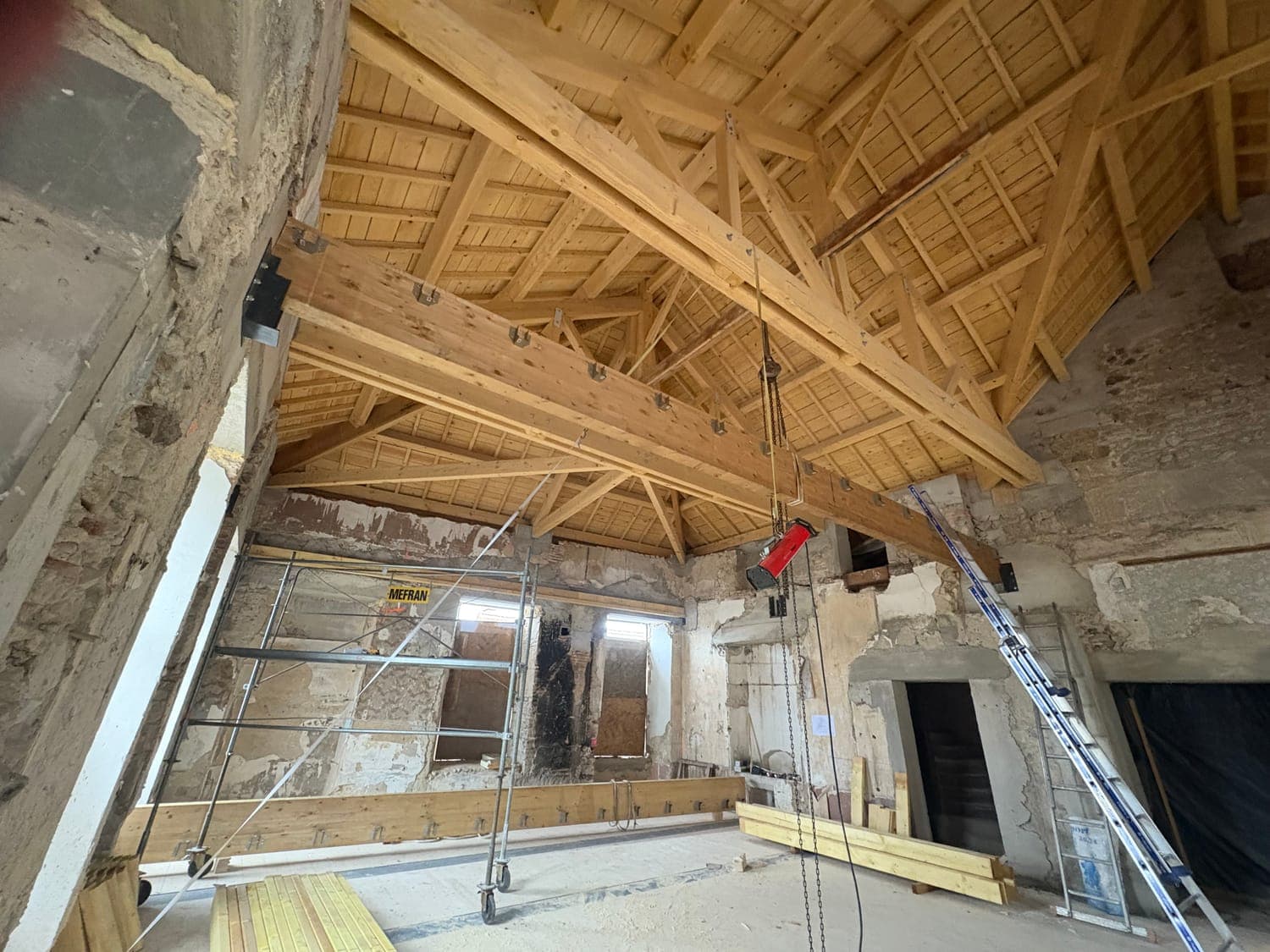 Rénovation de charpente, maison de caractère — charpente, Le Mayet-de-Montagne (03)