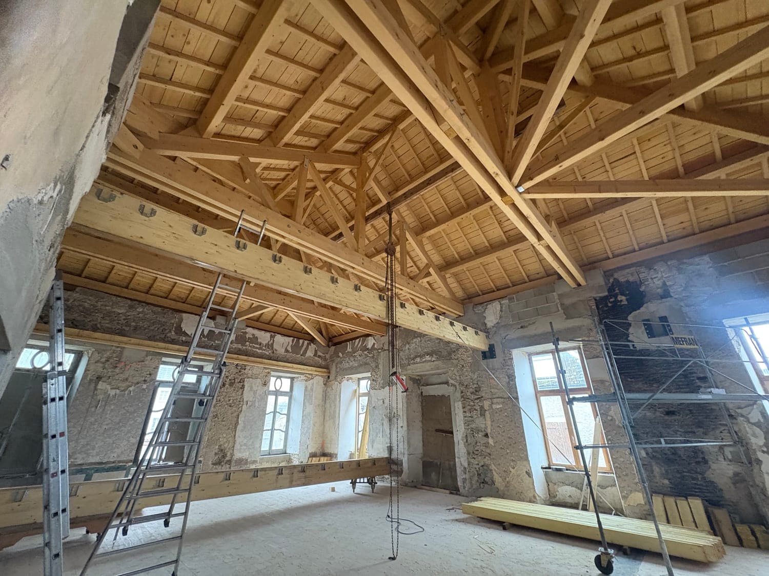Rénovation d'une charpente traditionnelle apparente dans une maison en pierre au Mayet-de-Montagne
