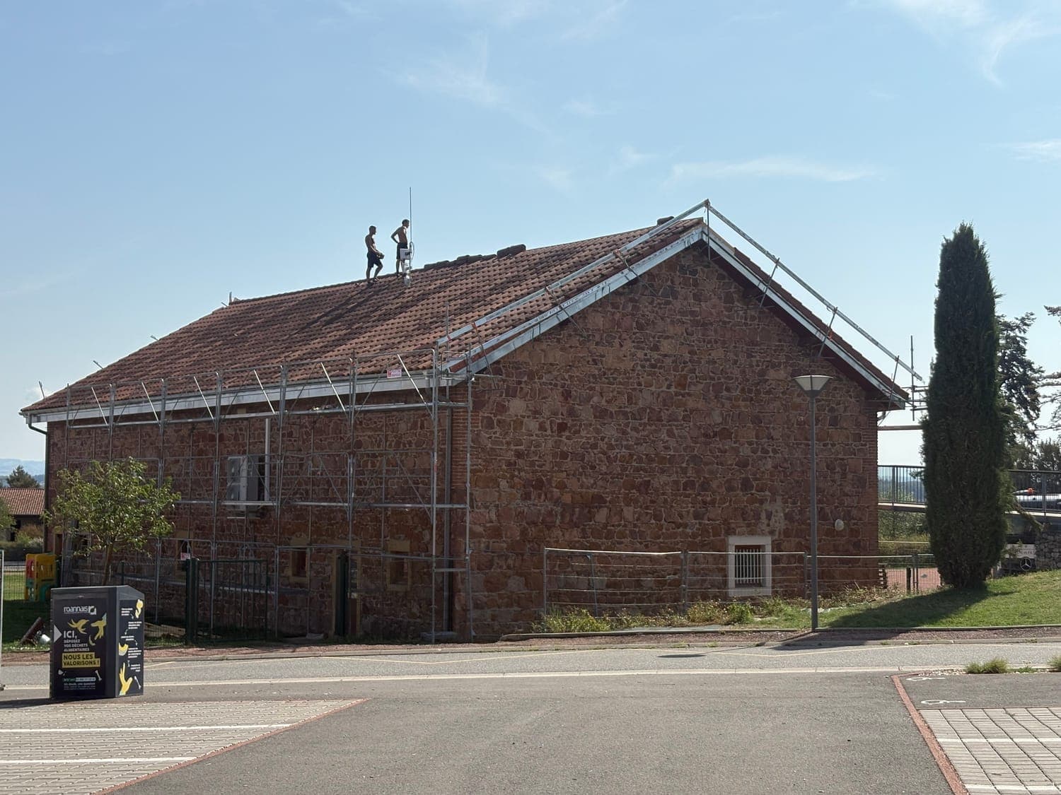 Réfection d'une toiture en tuile sur une ancienne grange devenue médiathèque à Commelle-Vernay